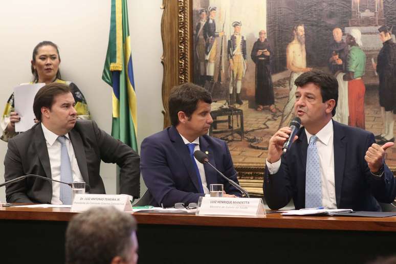O presidente da Câmara, Rodrigo Maia; Luiz Antonio Teixeira Jr., presidente Comissão Externa Coronavírus; e Luiz Henrique Mandetta, ministro da Saúde 