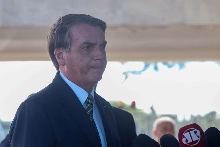 O presidente Jair Bolsonaro, conversa com a imprensa na saída do Palácio da Alvorada em Brasília (DF)