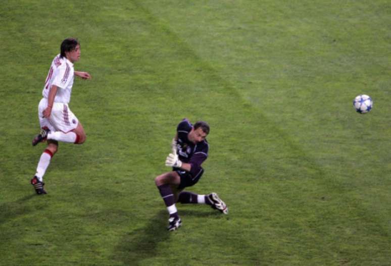 Crespo marcou um dos gols do Milan sobre o Milan, no primeiro tempo, em 2005 (Foto: FRANCOIS MARIT / AFP)