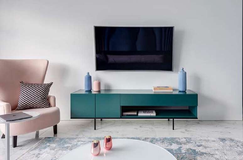 11. A poltrona cor de rosa e o rack azul decoram a sala de estar. Foto: Ideias Decor