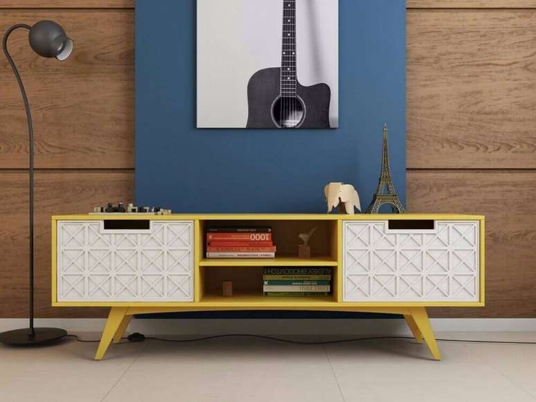 19. Decore o espaço com rack sem painel com estilo retrô amarelo e luminária preta. Fonte: Pinterest