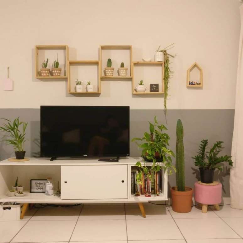 22. Modelo de rack branco retr&ocirc; com porta de correr. Fonte: Morada-Alugada