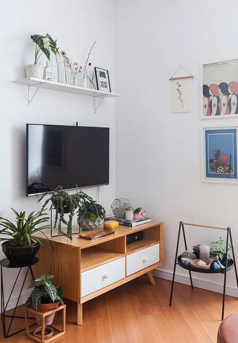 28. Modelo de rack pequeno para sala com decoração simples. Foto: Histórias de Casa