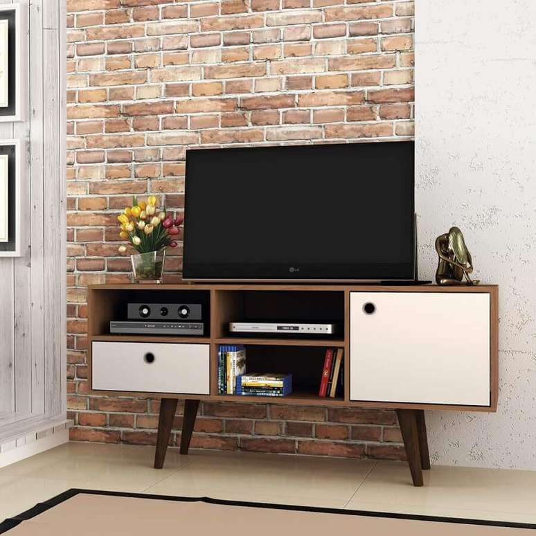 42. O rack de tv madeira pode ser encontrado em versões retrô. Foto: Magiore Móveis