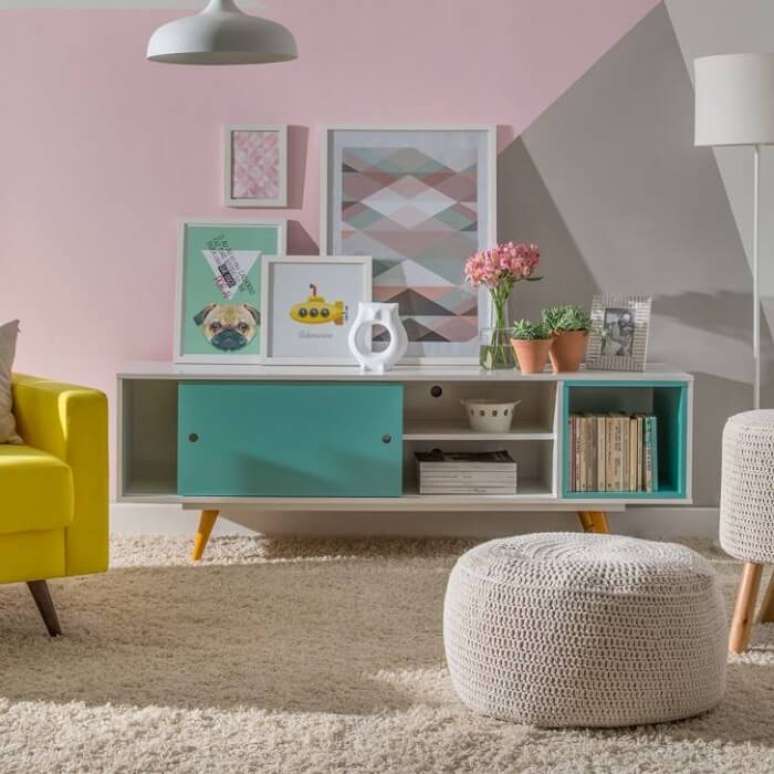 48. O rack retr&ocirc; colorido traz alegria para a decora&ccedil;&atilde;o. Fonte: Big Lar Outlet