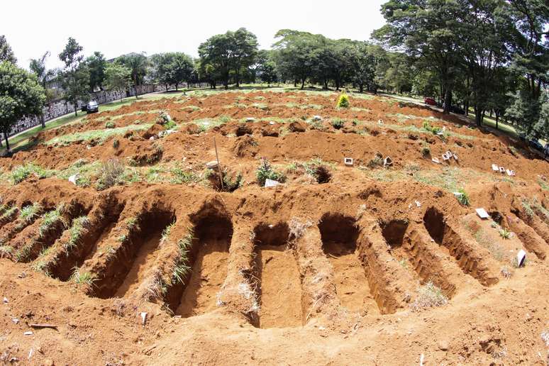 Covas abertas no Cemitério da Vila Formosa, Zona Leste da capital paulista