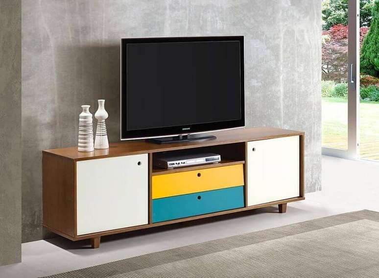 55. Os detalhes coloridos do rack de&nbsp;tv deixam o m&oacute;vel mais divertido. Foto: Incasa M&oacute;veis e Decora&ccedil;&otilde;es