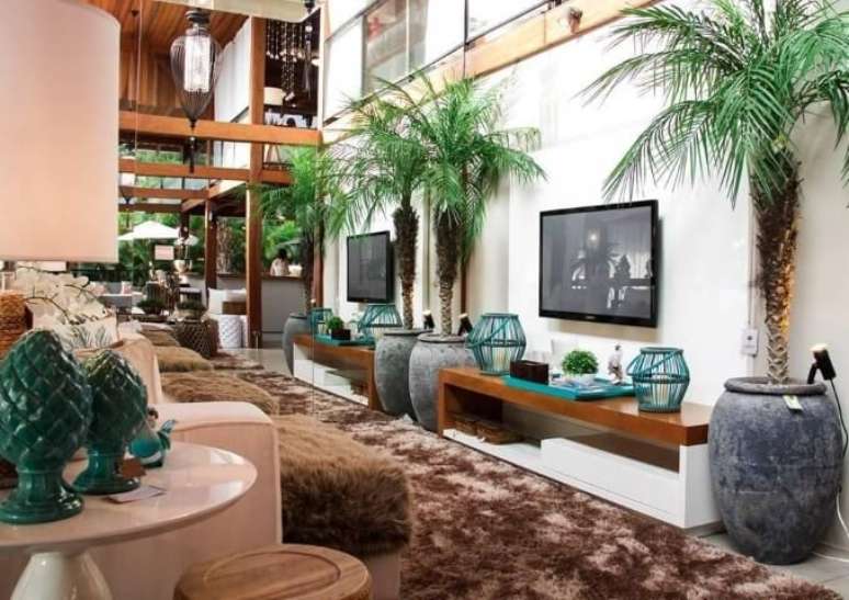 61. Para a sala colorida invista em um rack na cor branco e ocre. Projeto de Quitete Faria