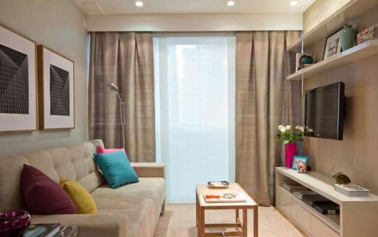 74. Rack pequeno para sala de estar decorada em tons neutros. Foto: Viviana Reis Design de Interiores