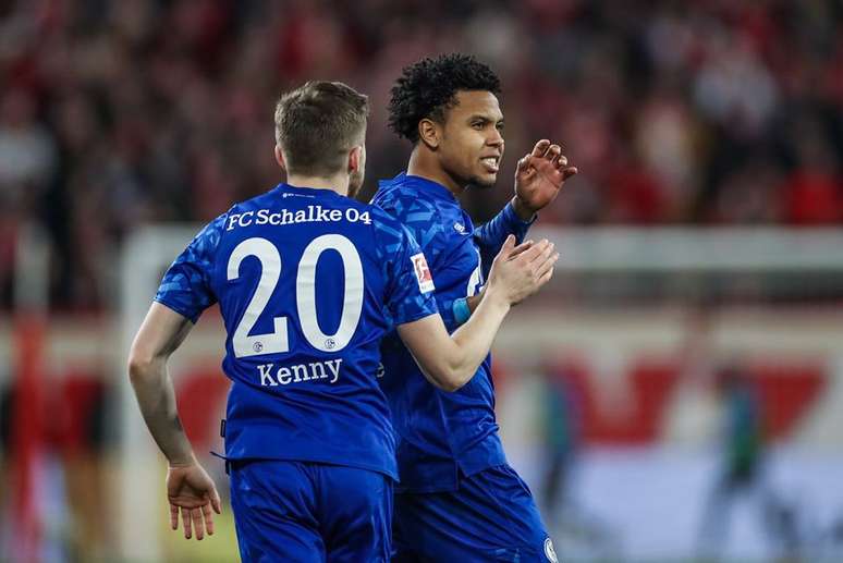 Schalke 04 dividiu o treino em grupos reduzidos para seguir as recomendações de distanciamento (Foto: Divulgação/S04)