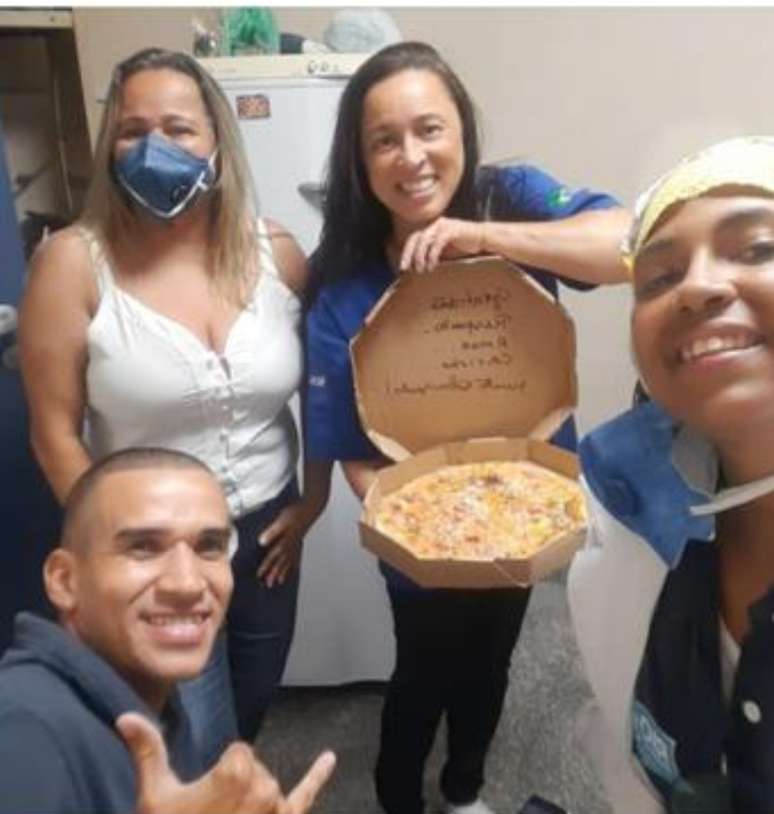 Funcionários do Hospital Salgado Filho, no Méier (zona norte do Rio), agradecem o gesto do comerciante Romulo Lavoro