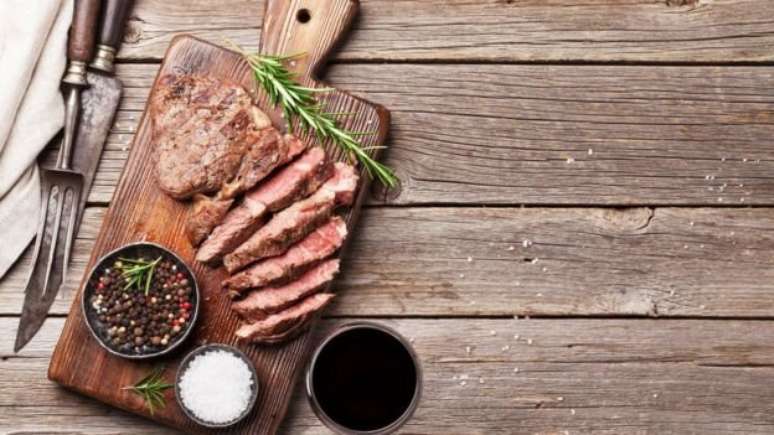Com restaurantes e bares fechados, cozinhar vira um programa, al&eacute;m de uma necessidade