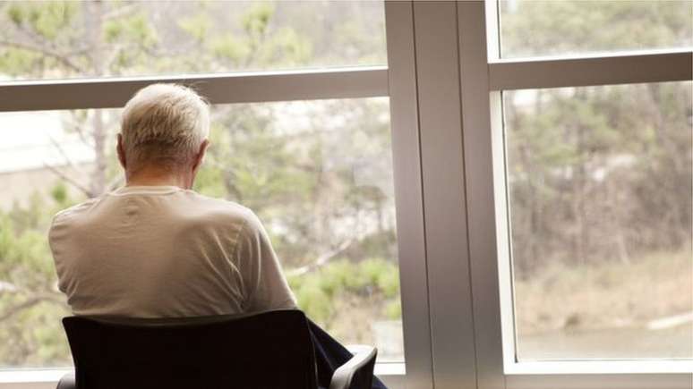Quebra da rotina cotidiana pode afetar idosos durante isolamento social