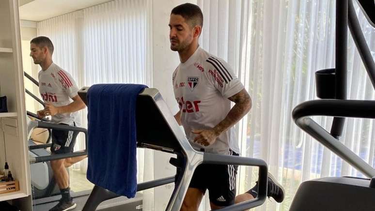 Pato falou de exercícios improvisados e lamentou não ter um prazo para retorno (Foto: Instagram/Alexandre Pato)