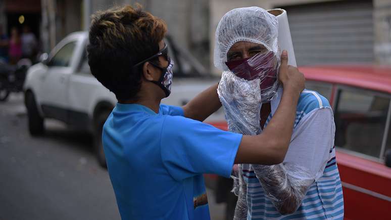 A família de Bertha se prepara para entrar na casa de Inés e queimar objetos que estavam em contato com ela