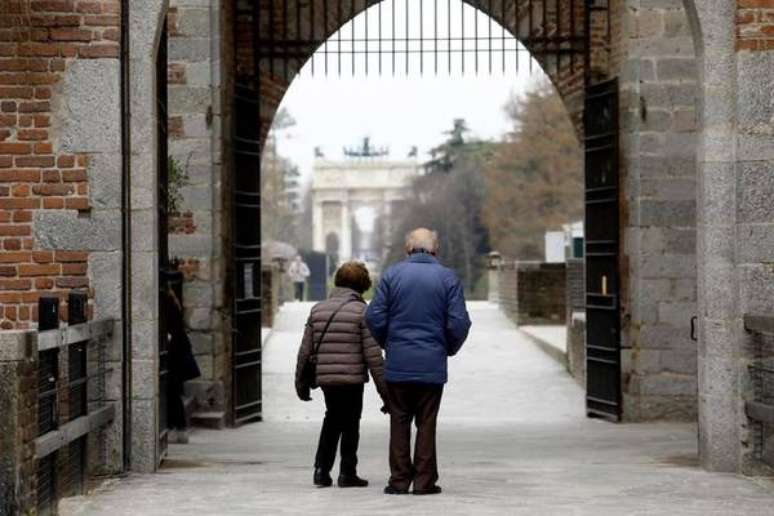 Casal de idosos passeando nas ruas da Itália