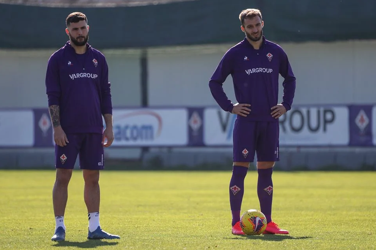 Cutrone (à esquerda) e Pezzela (à direita) se recuperaram do Covid-19 (Foto: Divulgação/Fiorentina)