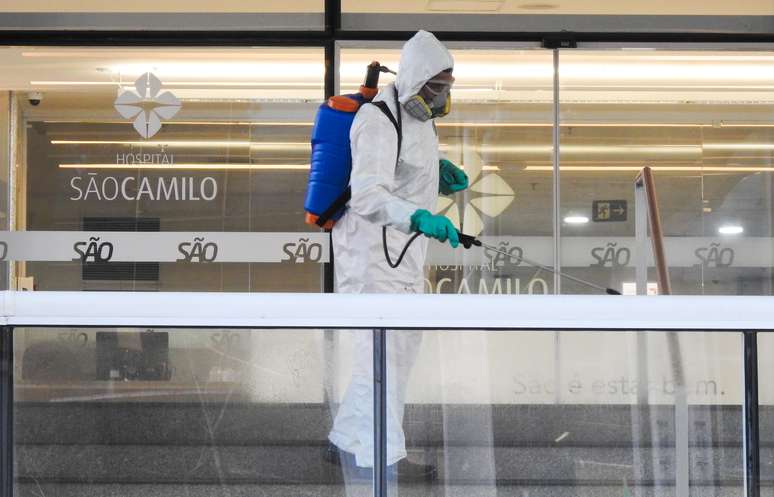 Higienização e assepsia com peróxido de hidrogênio no hospital São Camilo, na Pompéia, zona oeste de São Paulo