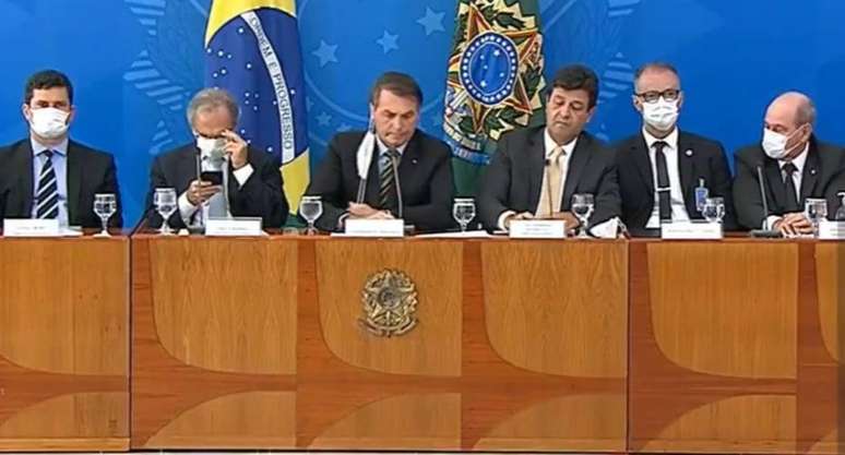 Jair Bolsonaro e o ministro da Saúde, Luiz Henrique Mandetta, sem máscara em coletiva de imprensa nesta terça-feira, 18, 