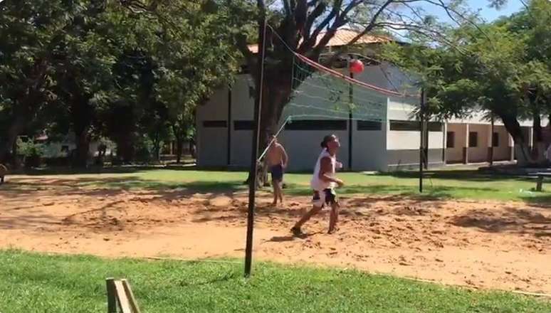 Ronaldinho Gaúcho jogou futevôlei na cadeia ao lado de outros detentos