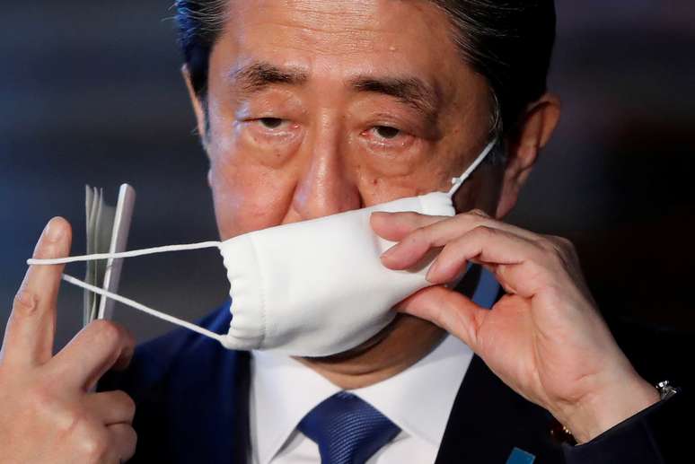 Primeiro-ministro do Japão conversa com jornalistas em sua residência oficial em Tóquio
06/04/2020 REUTERS/Issei Kato  