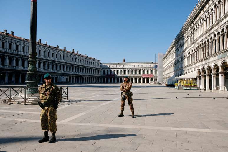 Soldados patrulham a praça de São Marcos, em Veneza
05/04/2020
REUTERS/Manuel Silvestri