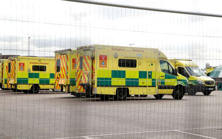 Ambulânias são vistas dolado de fora de hospital temporário em Londres
06/04/2020
REUTERS/Matthew Childs