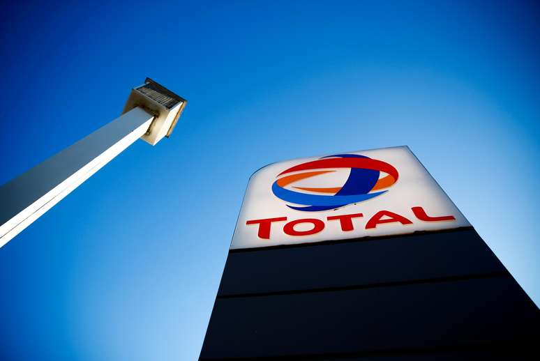 Logo da petroleira Total em posto de combust&iacute;veis em Paris, Fran&ccedil;a 
06/02/2020
REUTERS/Gonzalo Fuentes