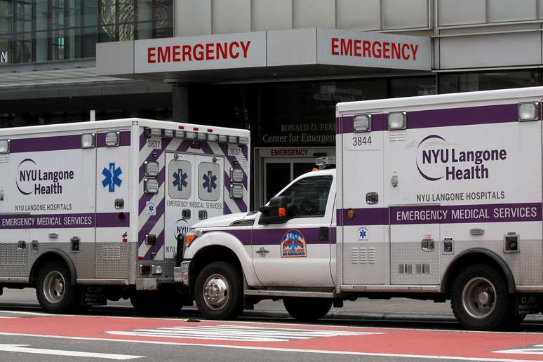 Ambulâncias do lado de fora de hospital em Nova York
31/03/2020 REUTERS/Brendan McDermid