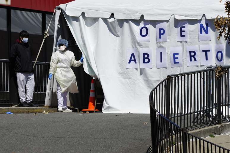 Centro de testes em hospital em Nova York
06/04/2020
REUTERS/Eduardo Munoz