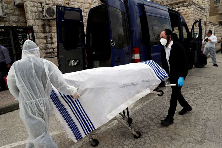 Agentes funerários transferem corpo de vítima do coronavírus
02/04/2020
REUTERS/Ronen Zvulun