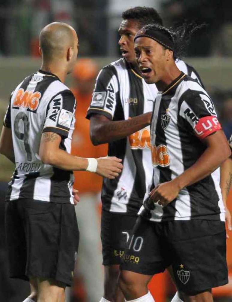 Jô, com Ronaldinho e Tardelli na foto, fizeram sucesso no Galo com 68 gols da dupla pelo alvinegro-(Foto: Gil Leonardi)