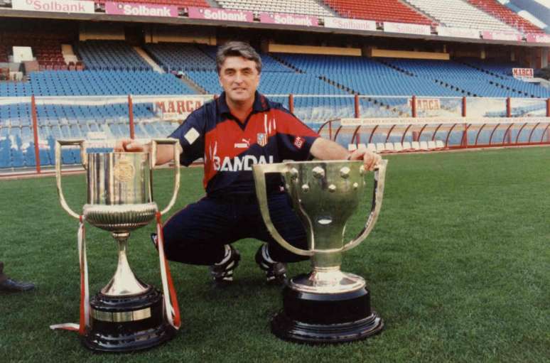 Radomir Antic com os troféus da Copa do Rei e do Campeonato Espanhol (Foto: Divulgação / Atlético de Madrid)