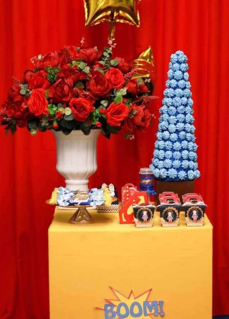 10. Invista em arranjos de flores para um toque mais feminino na decora&ccedil;&atilde;o de festa Mulher Maravilha &ndash; Foto: Pinterest