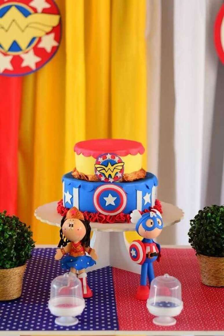 11. Ideia de bolo 2 andares decorado para festa infantil Mulher Maravilha &ndash; Foto: Kara&rsquo;s Party Ideas