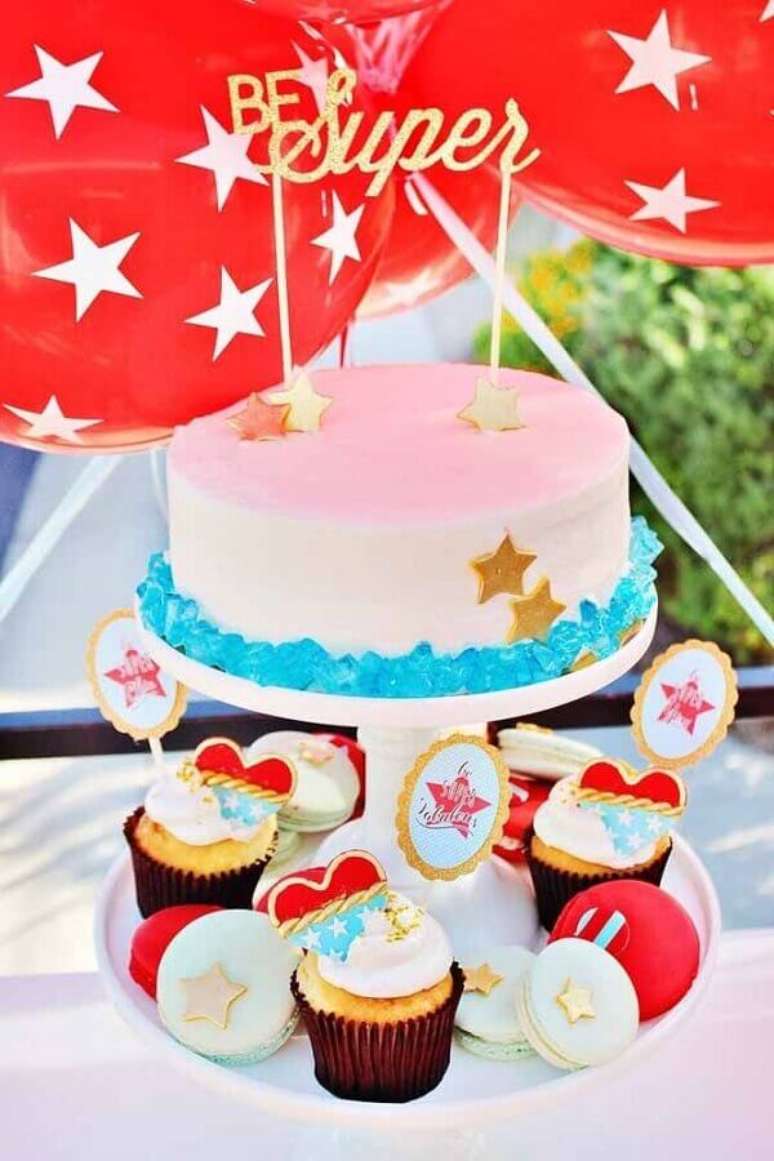 13. Ideia de bolo decorado para festa Mulher Maravilha simples &ndash; Foto: A Minha Festinha