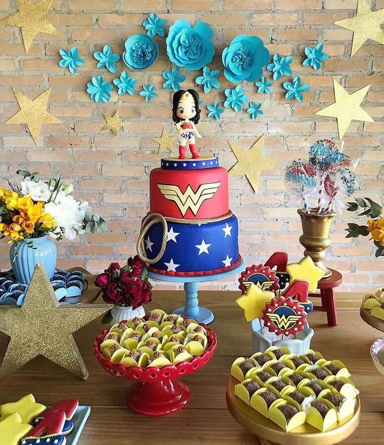 14. Bolo decorado para festa da Mulher Maravilha &ndash; Foto: Brit+Co