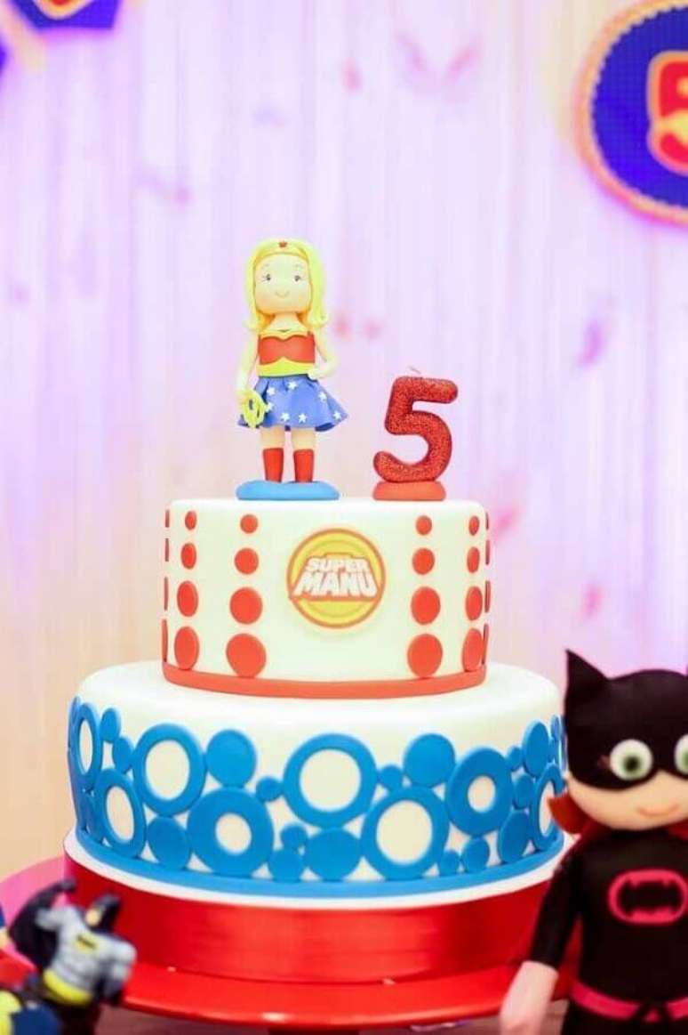 15. Bolo decorado para festa infantil Mulher Maravilha &ndash; Foto: Kara&rsquo;s Party Ideas