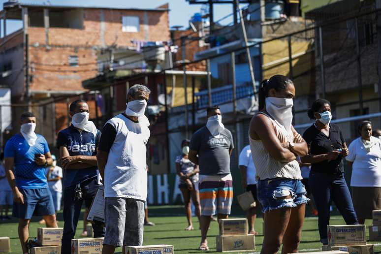 Cerca de 400 moradores da favela de Paraisópolis, na zona sul de São Paulo, se apresentaram hoje para serem voluntários na entrega de sabão em pedra e álcool em gel para todos os demais moradores da comunidade. 