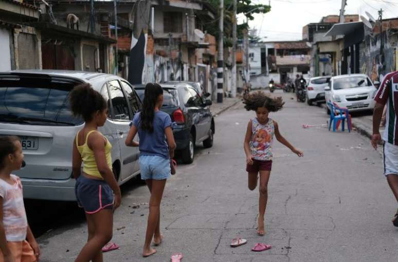 Crianças brincam normalmente em meio ao surto de covid-19 na Cidade de Deus