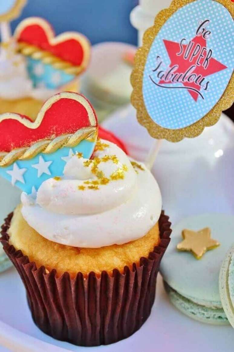 19. Ideia de doces decorados para festa tema Mulher Maravilha &ndash; Foto: Zozu