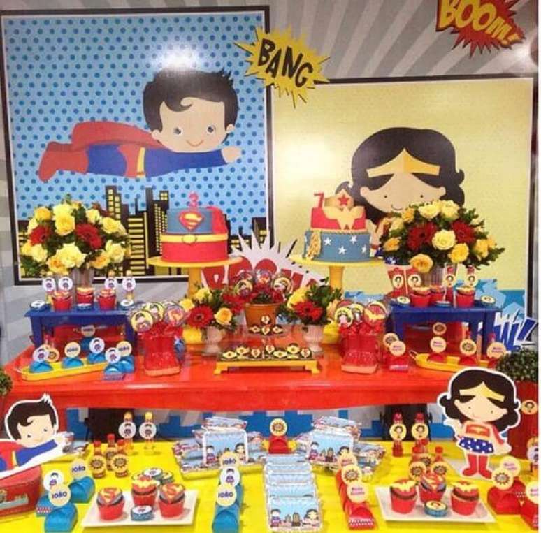 21. Linda mesa decorada para festa infantil Mulher Maravilha com uma mesa vermelha e outra mesa amarela &ndash; Foto: Ideas para Las Fiestas