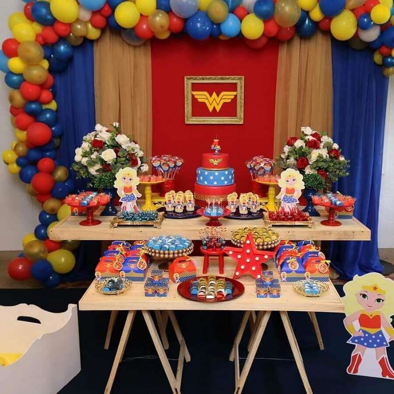 24. Decora&ccedil;&atilde;o de festa Mulher Maravilha simples com mesa de cavalete e painel com bal&otilde;es coloridos &ndash; Foto: Patr&iacute;cia Freitas