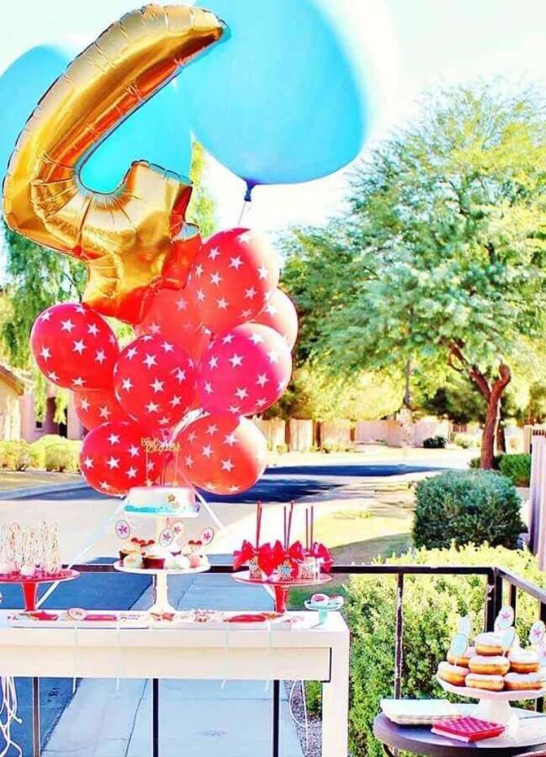 4. Use bal&otilde;es coloridos para decorar a sua festa da Mulher Maravilha na piscina &ndash; Foto: Pinterest