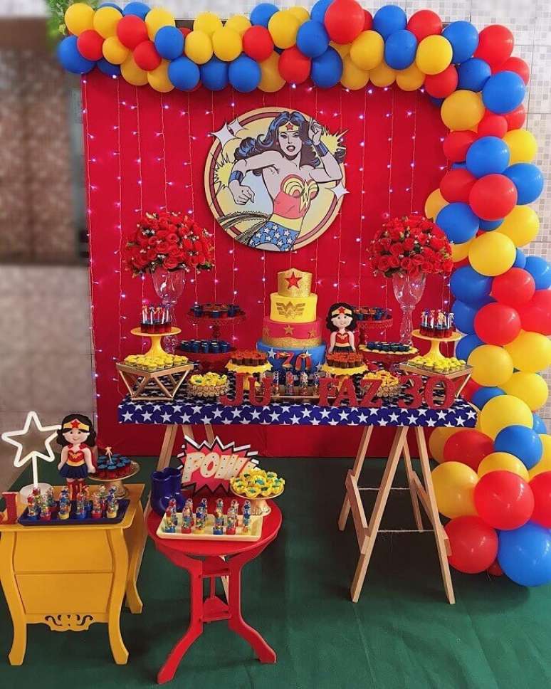 26. Festa Mulher Maravilha simples decorada com arco de bal&otilde;es e pisca pisca no painel &ndash; Foto: Tio Festeiro