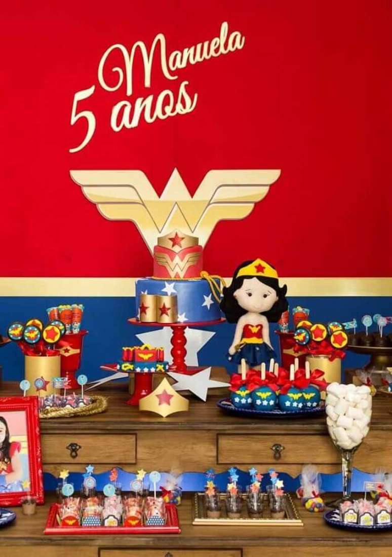 27. Delicada decora&ccedil;&atilde;o para festa de anivers&aacute;rio da Mulher Maravilha infantil &ndash; Foto: PopSugar