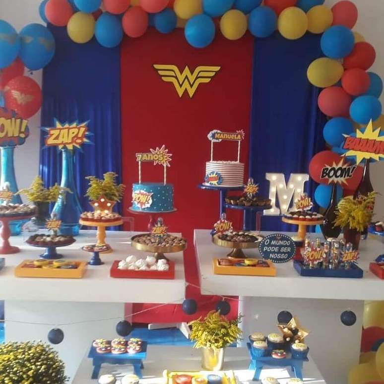 28. Pratos coloridos para doces devem ser usados para personalizar a decora&ccedil;&atilde;o de festa Mulher Maravilha &ndash; Foto: Maria Faz Festa