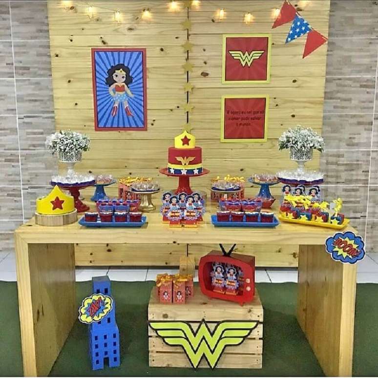 6. O painel de madeira tamb&eacute;m &eacute; muito usado para decora&ccedil;&atilde;o de festa Mulher Maravilha simples &ndash; Foto: Tititi Festas
