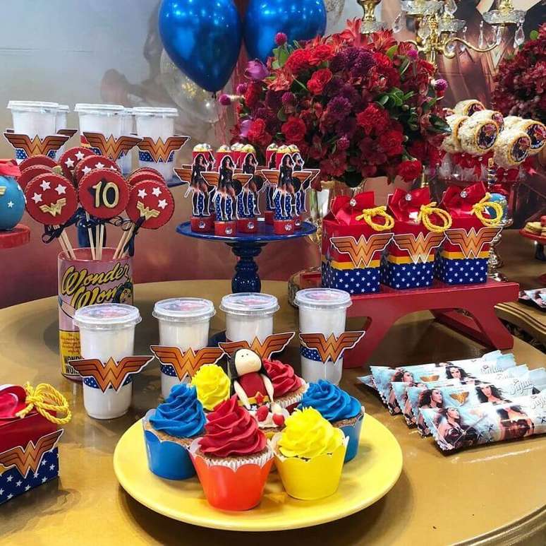 31. Mesa de doces decorada para festa Mulher Maravilha &ndash; Foto: Cajuartes Festas