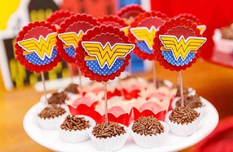 32. Ideia de doces decorados para festa Mulher Maravilha simples &ndash; Foto: PopSugar
